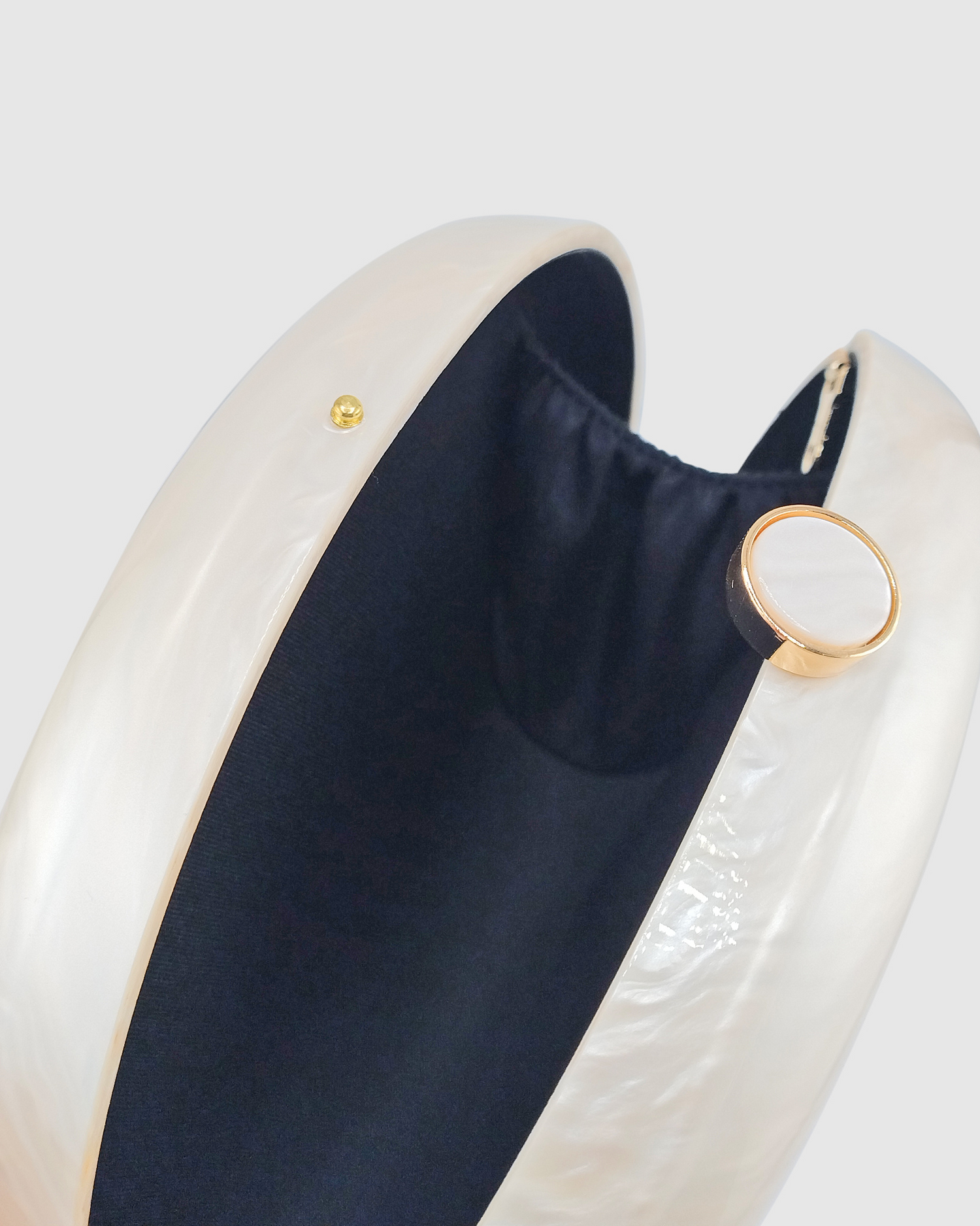 Izoa Maris Shell Clutch White