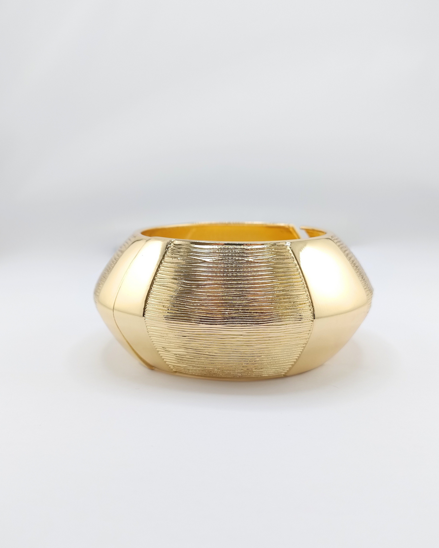 Izoa Lumi Textured Bangle