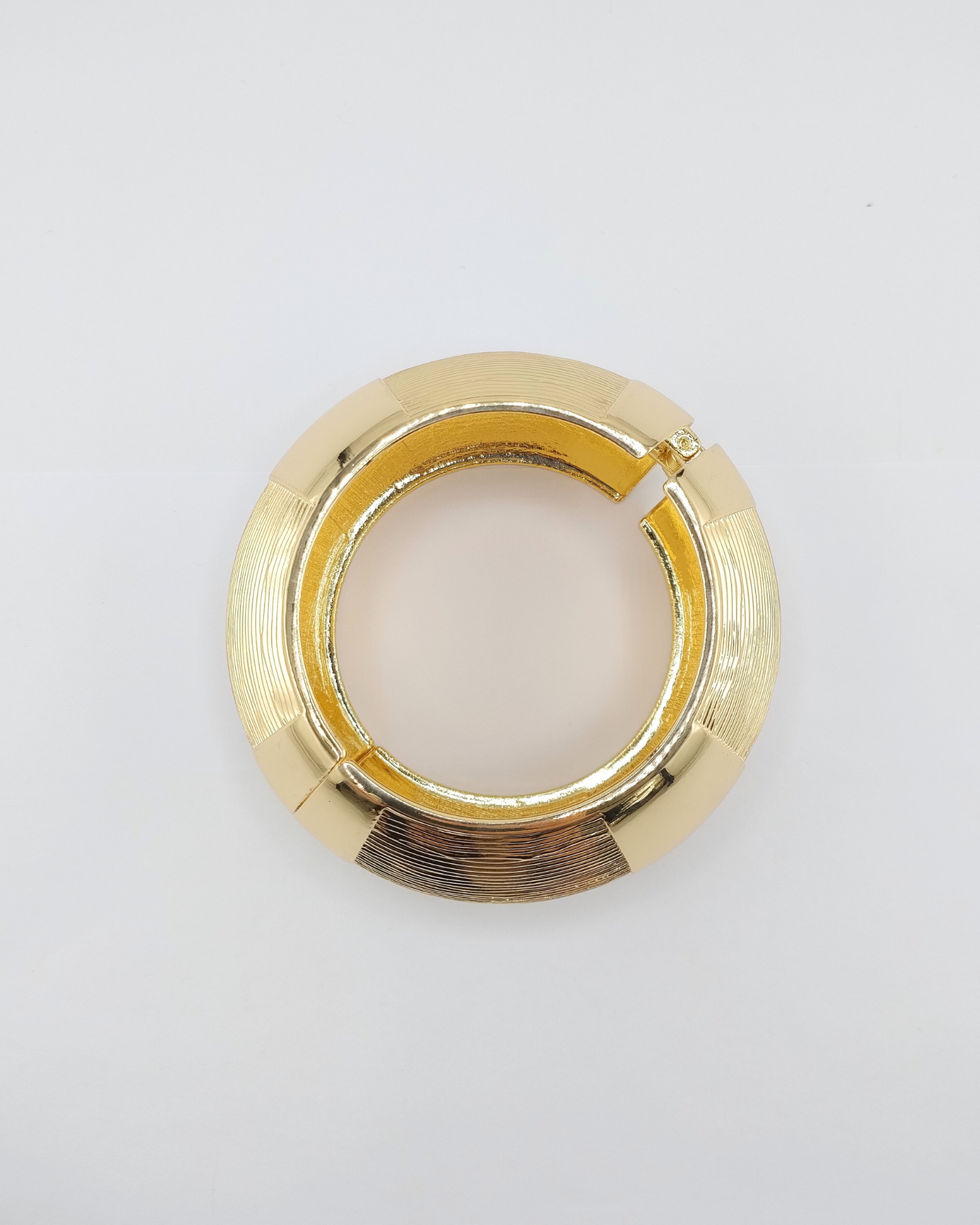 Izoa Lumi Textured Bangle