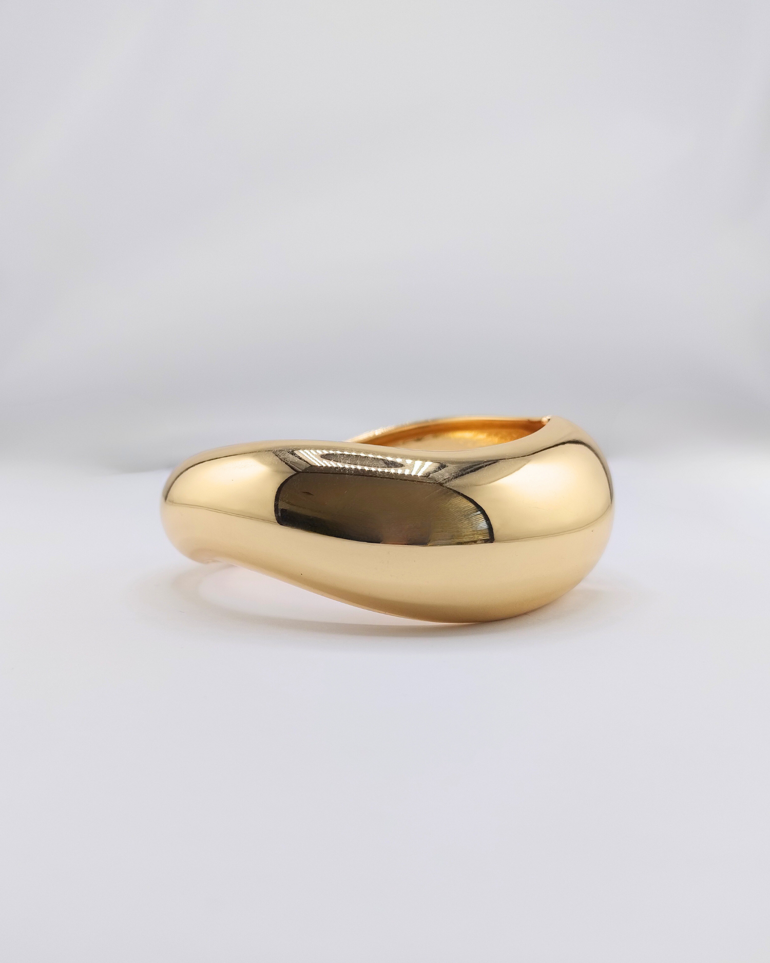 Izoa Wave Bangle Gold