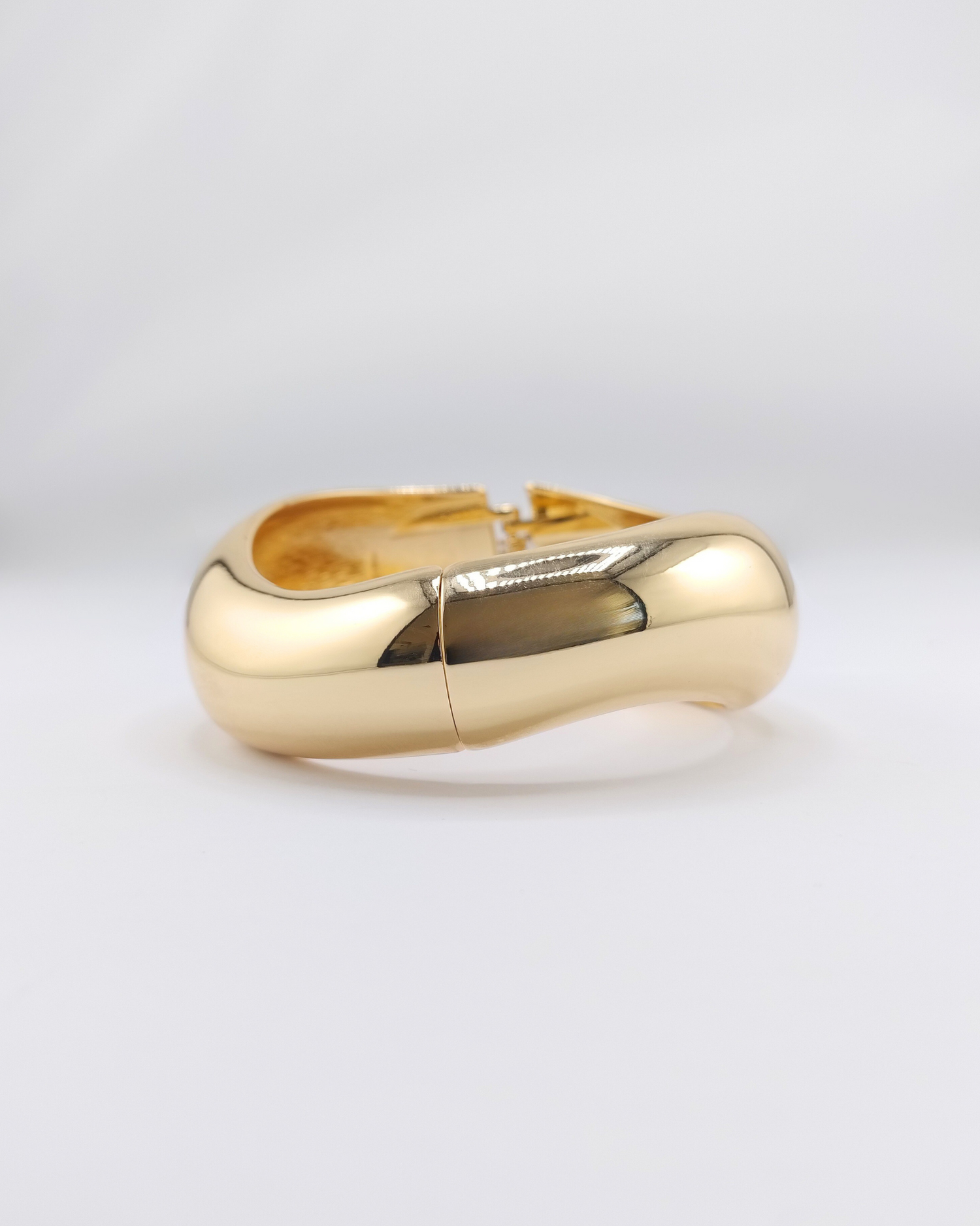 Izoa Wave Bangle Gold