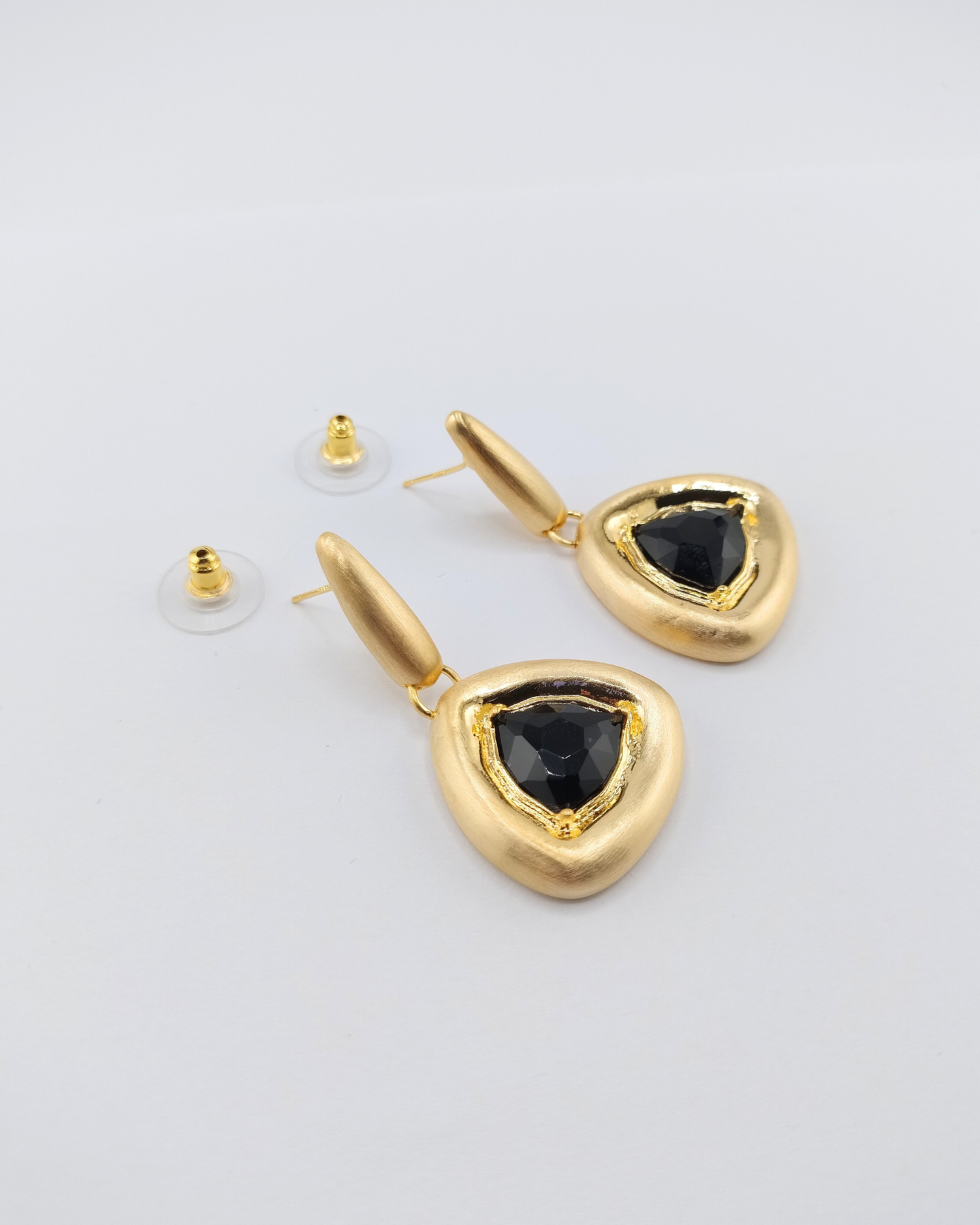 Izoa Violette Stud Earrings Gold Black