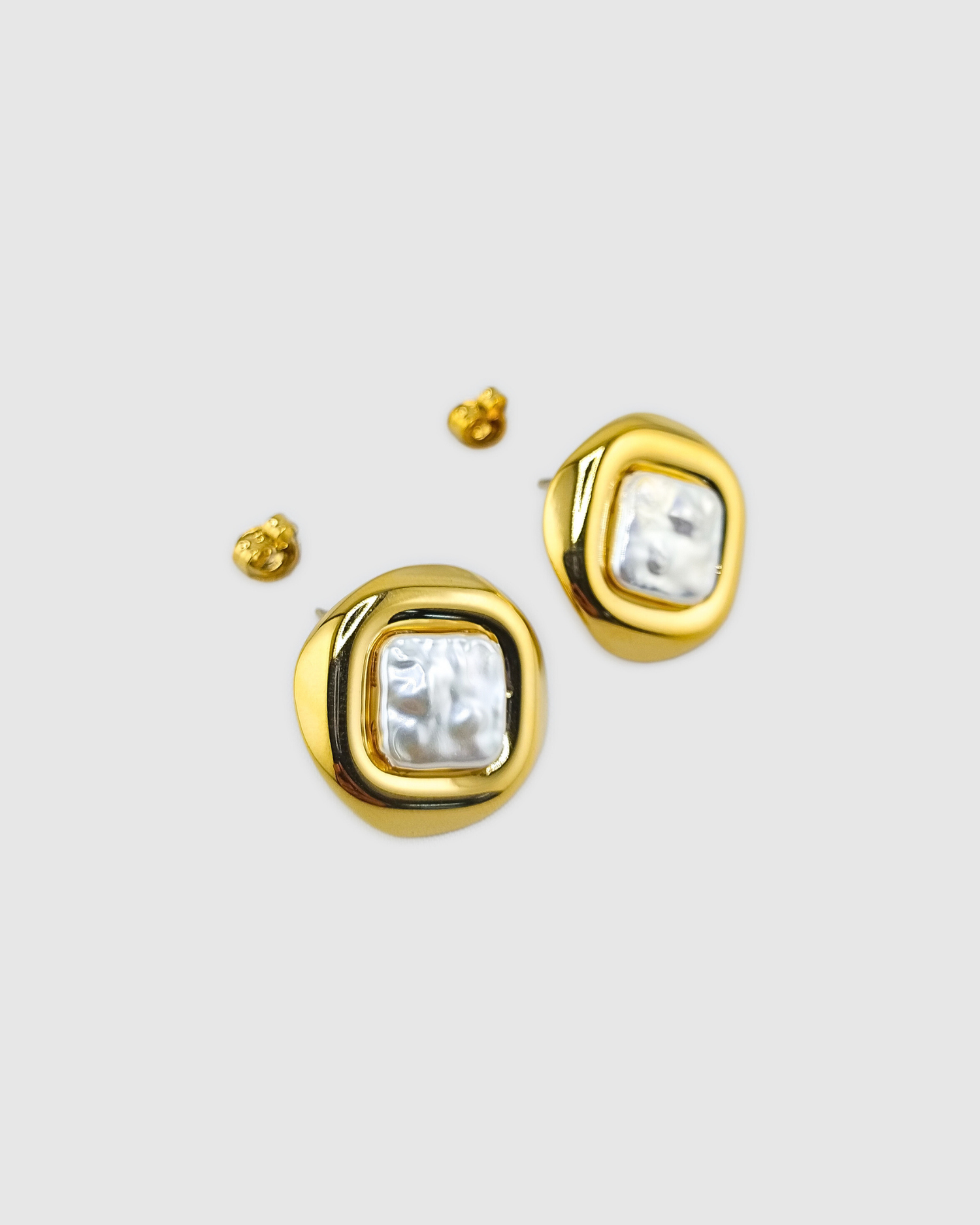 Izoa Fiona Pearl Stud Earrings
