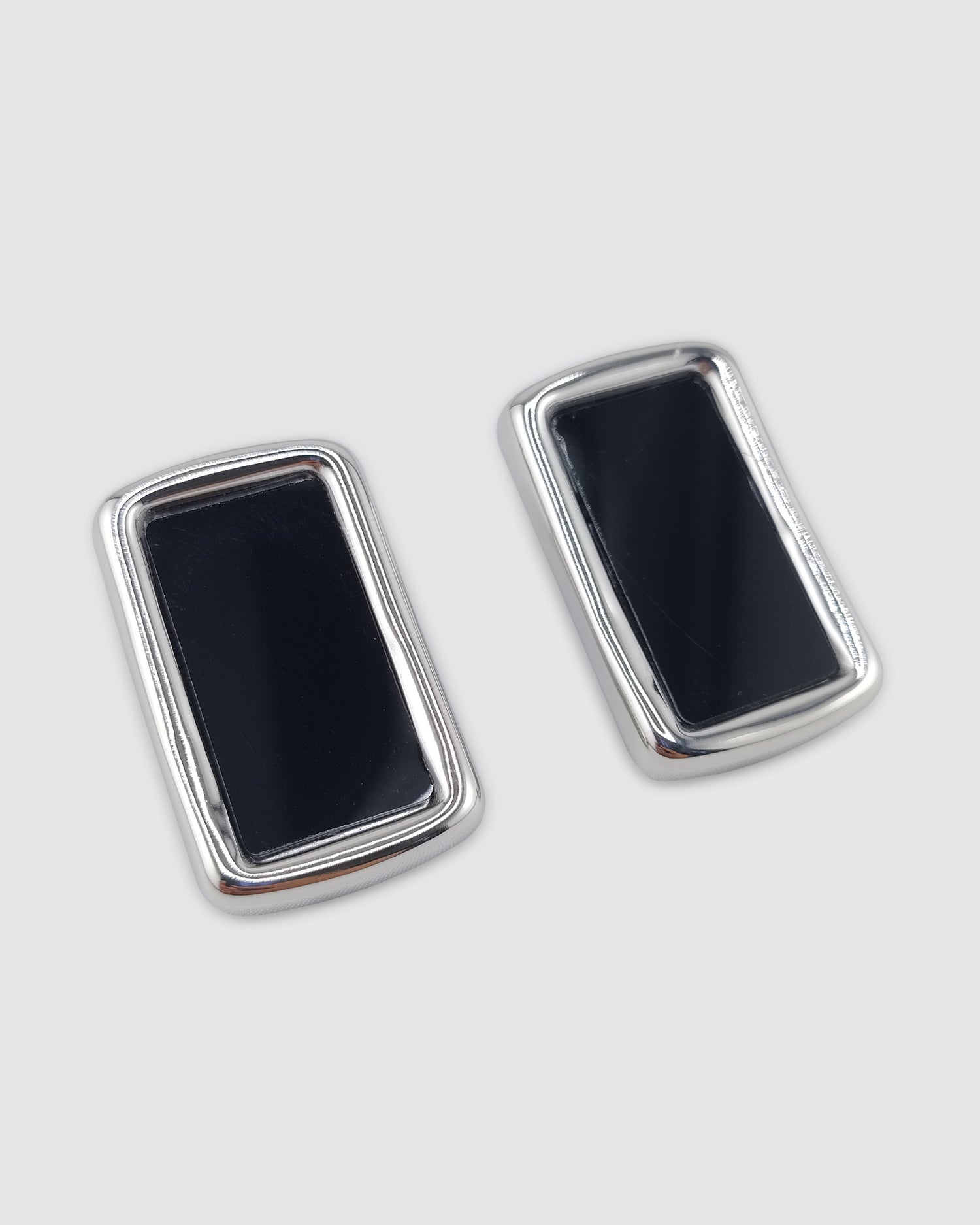 Izoa Iris Stud Earring Silver Black