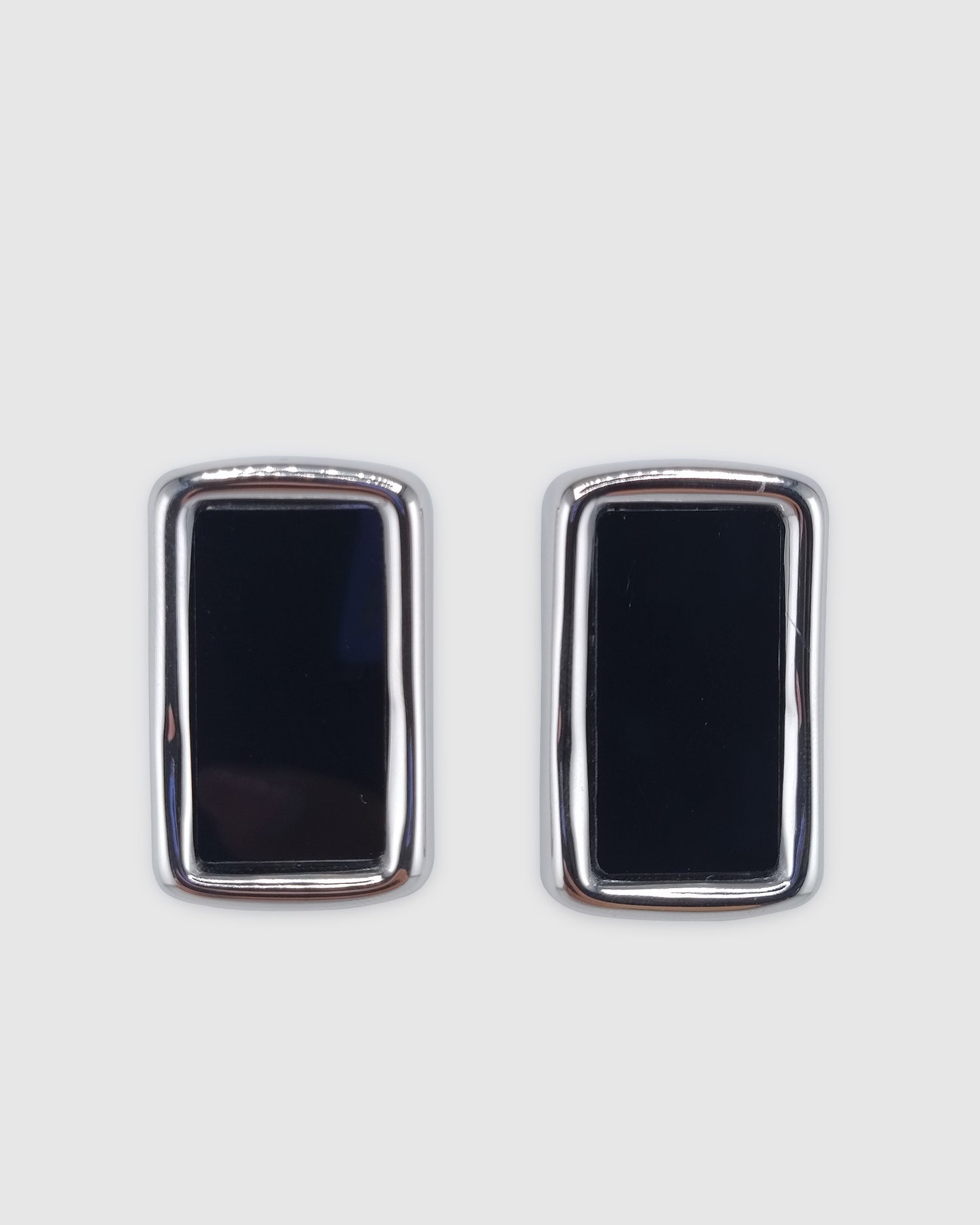 Izoa Iris Stud Earring Silver Black