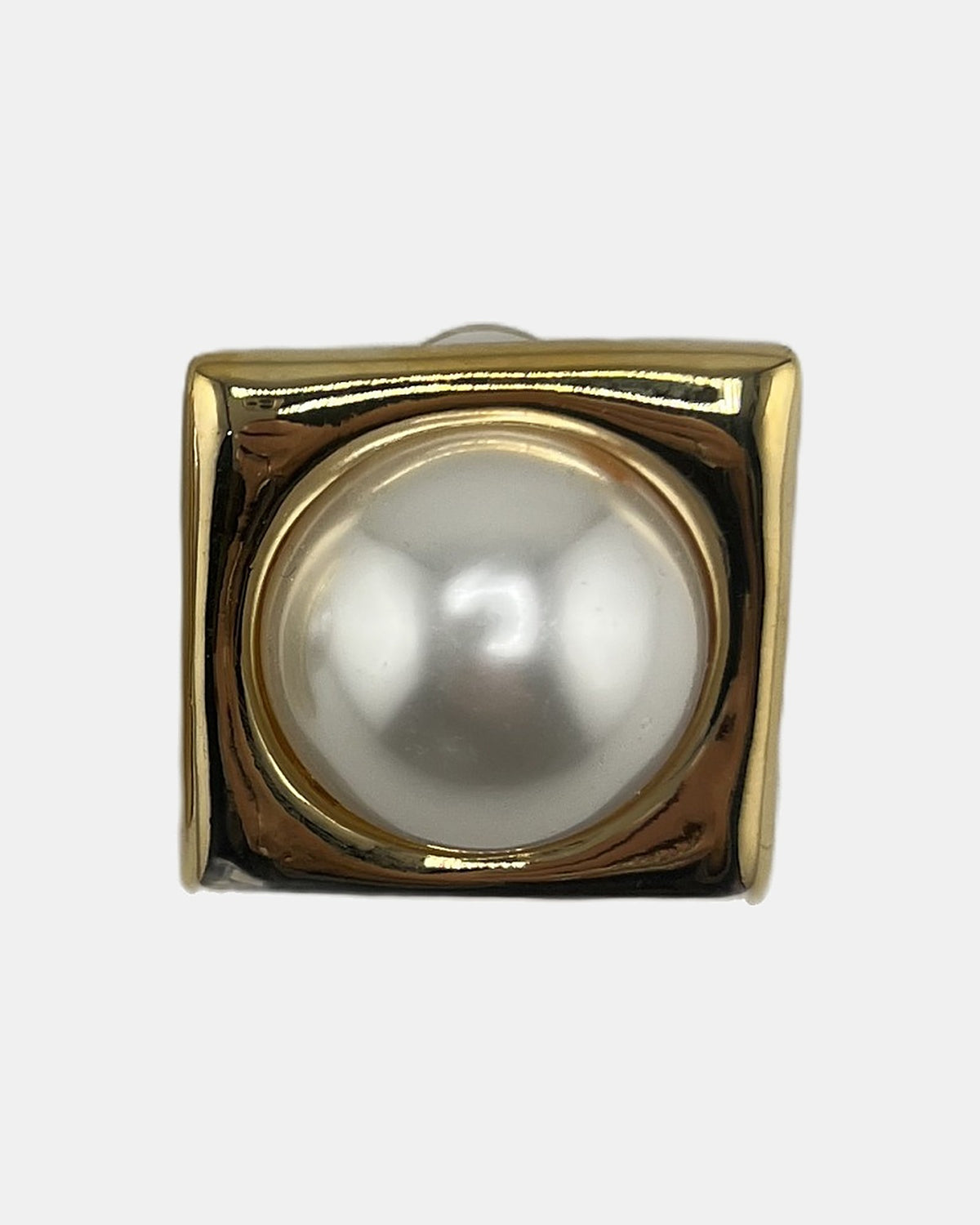 Izoa Adelaide Square Pearl Stud Earrings Pearl - close-up view