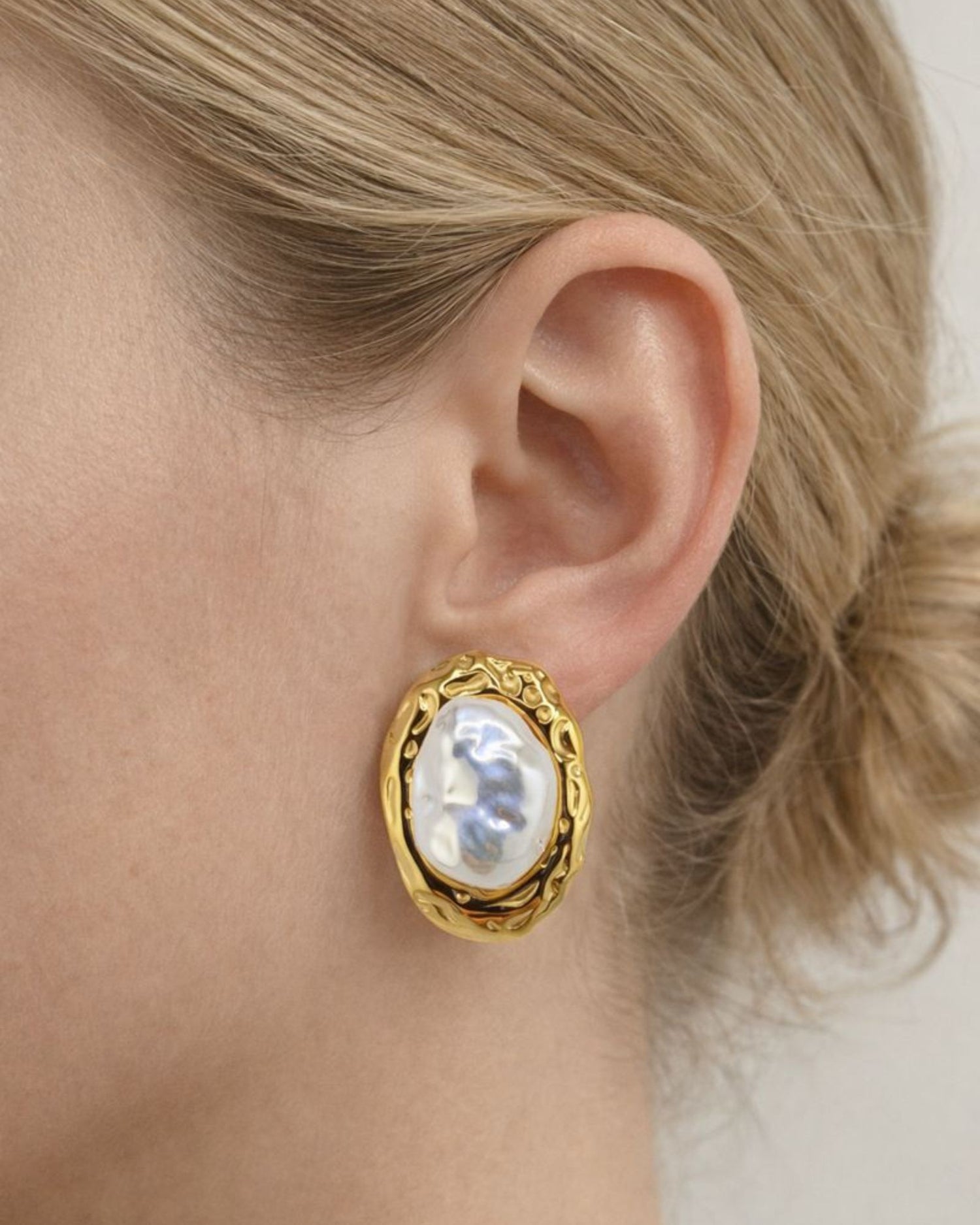 Izoa Giselle Pearl Stud Earrings