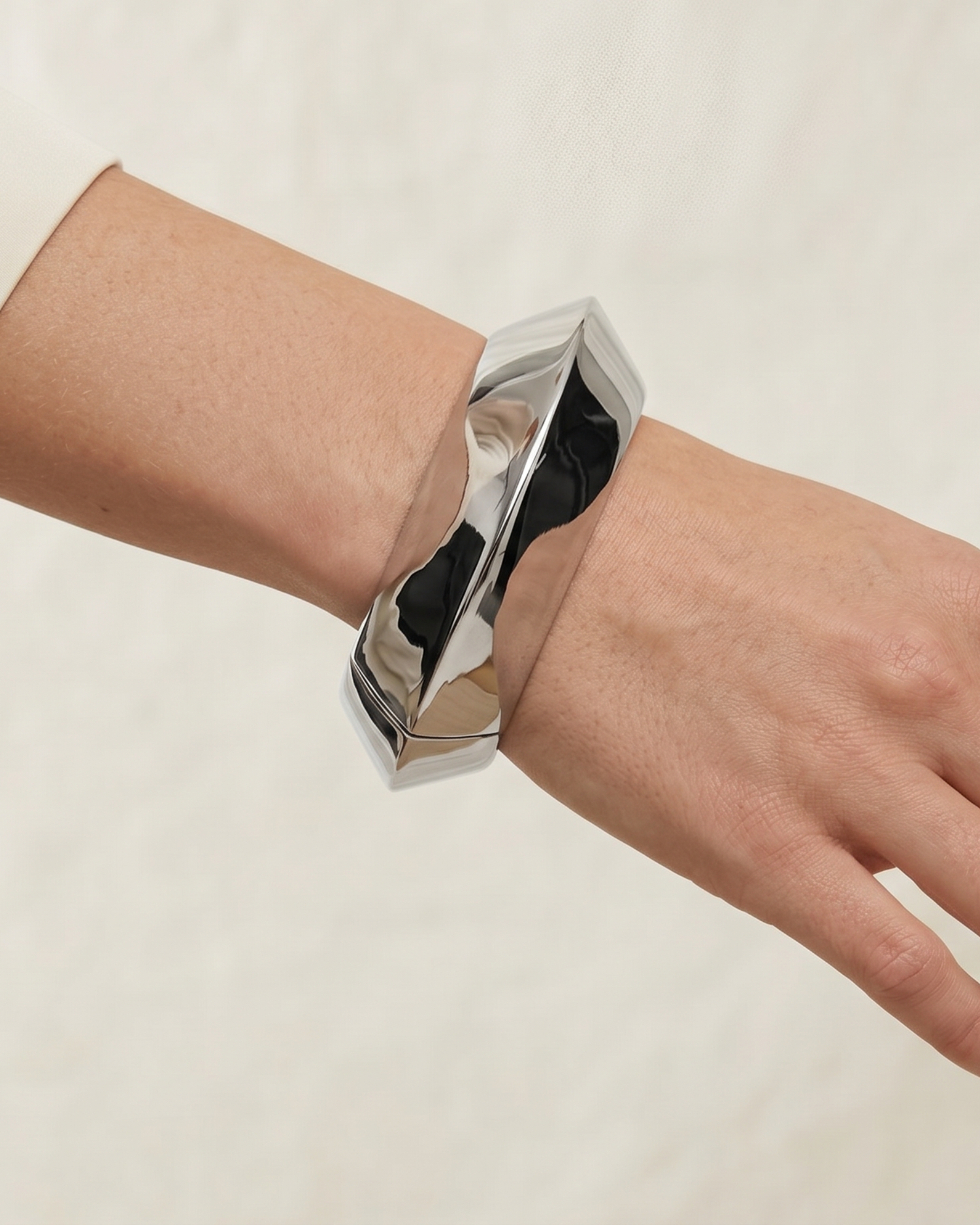 Izoa Elva Bangle Silver