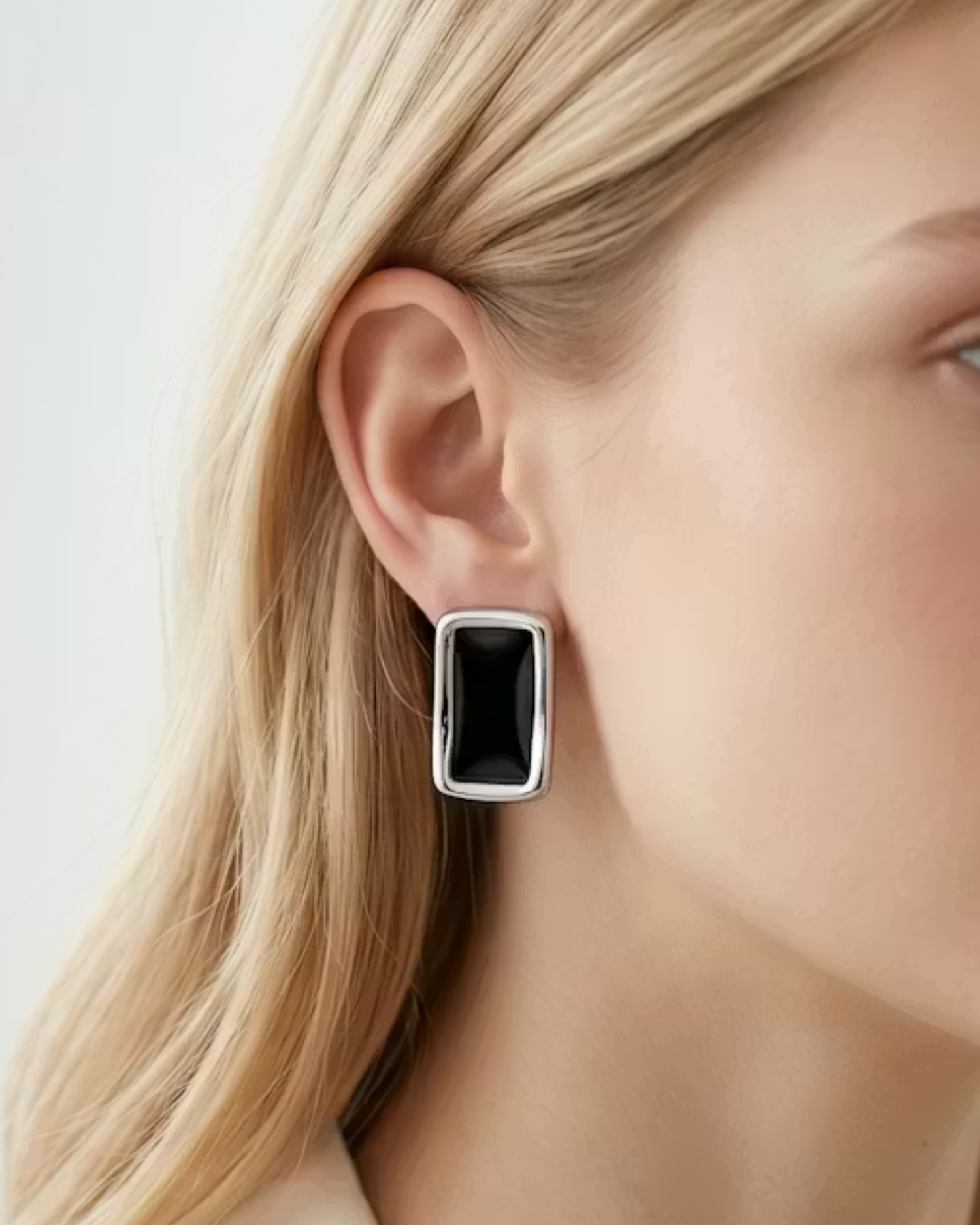 Izoa Iris Stud Earring Silver Black