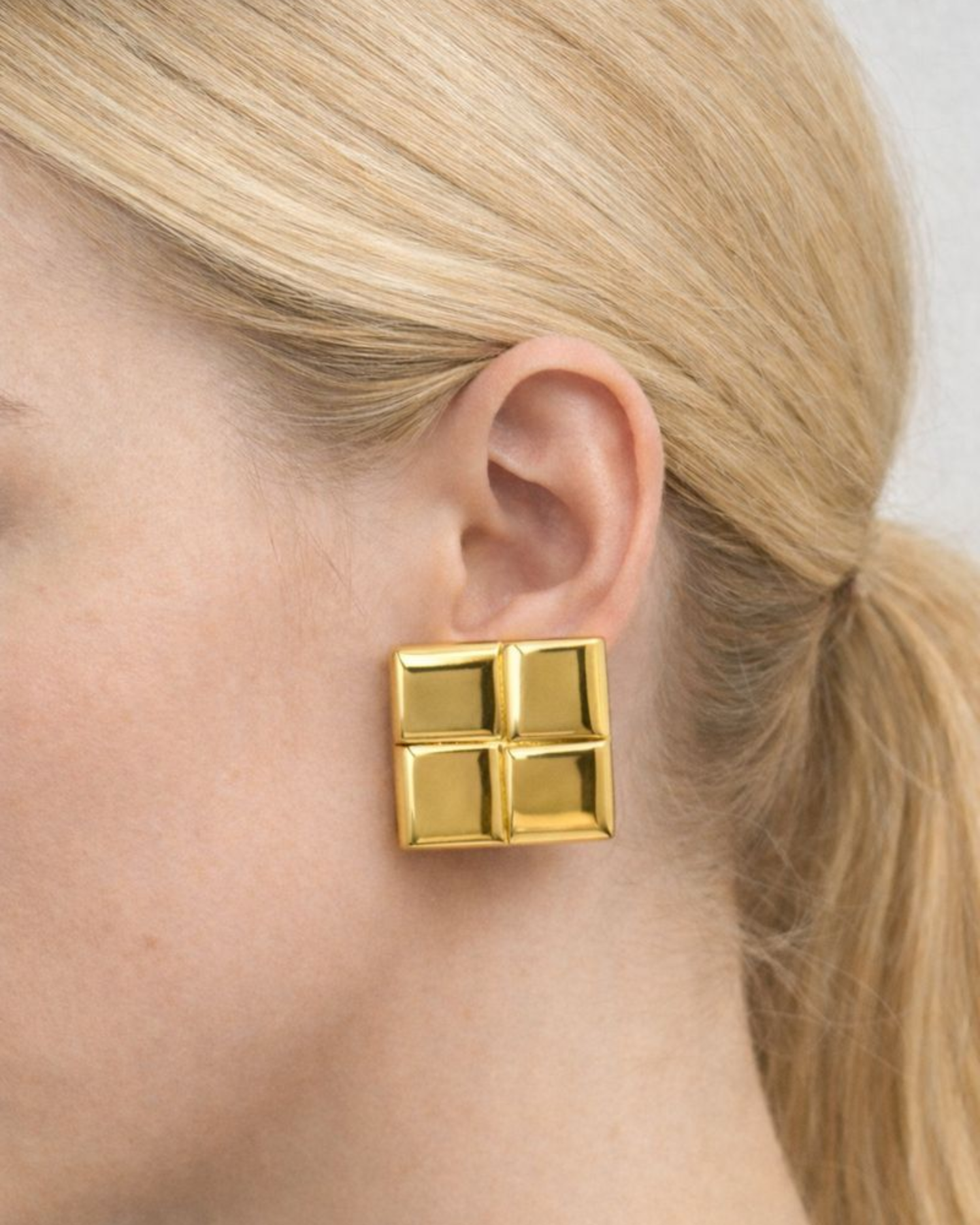 Izoa Geneva Stud Earrings Gold
