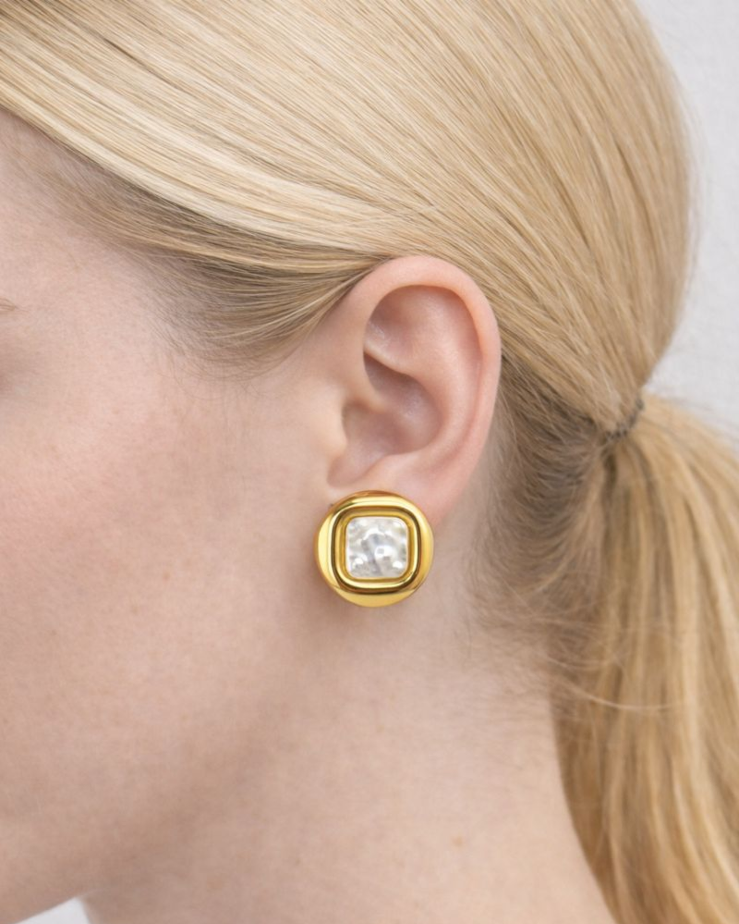 Izoa Fiona Pearl Stud Earrings