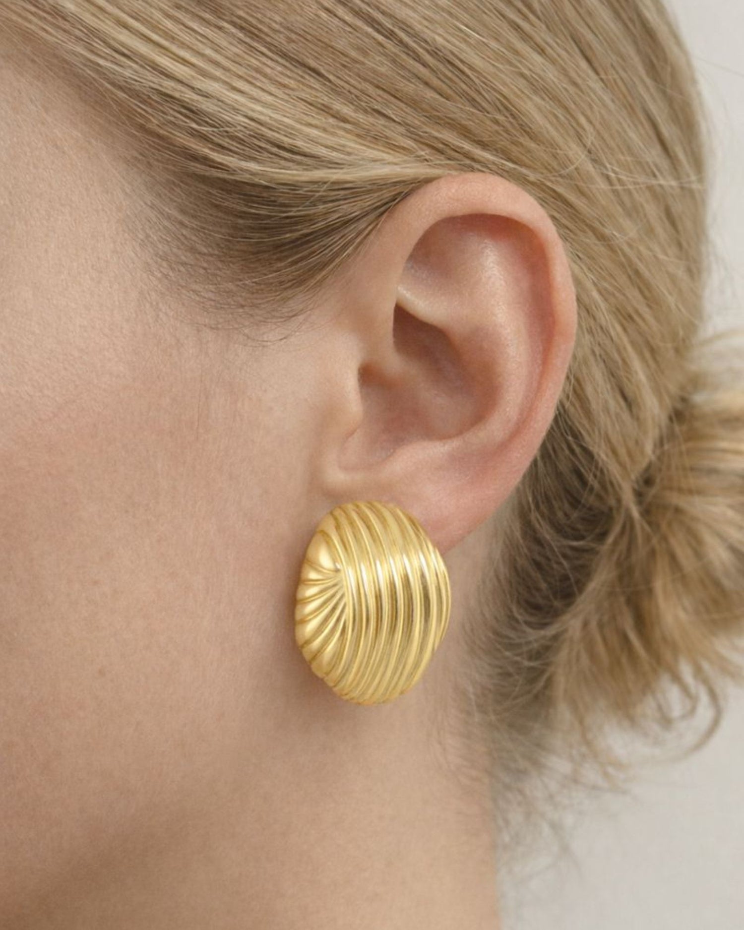 Izoa Lilly Stud Earrings Gold