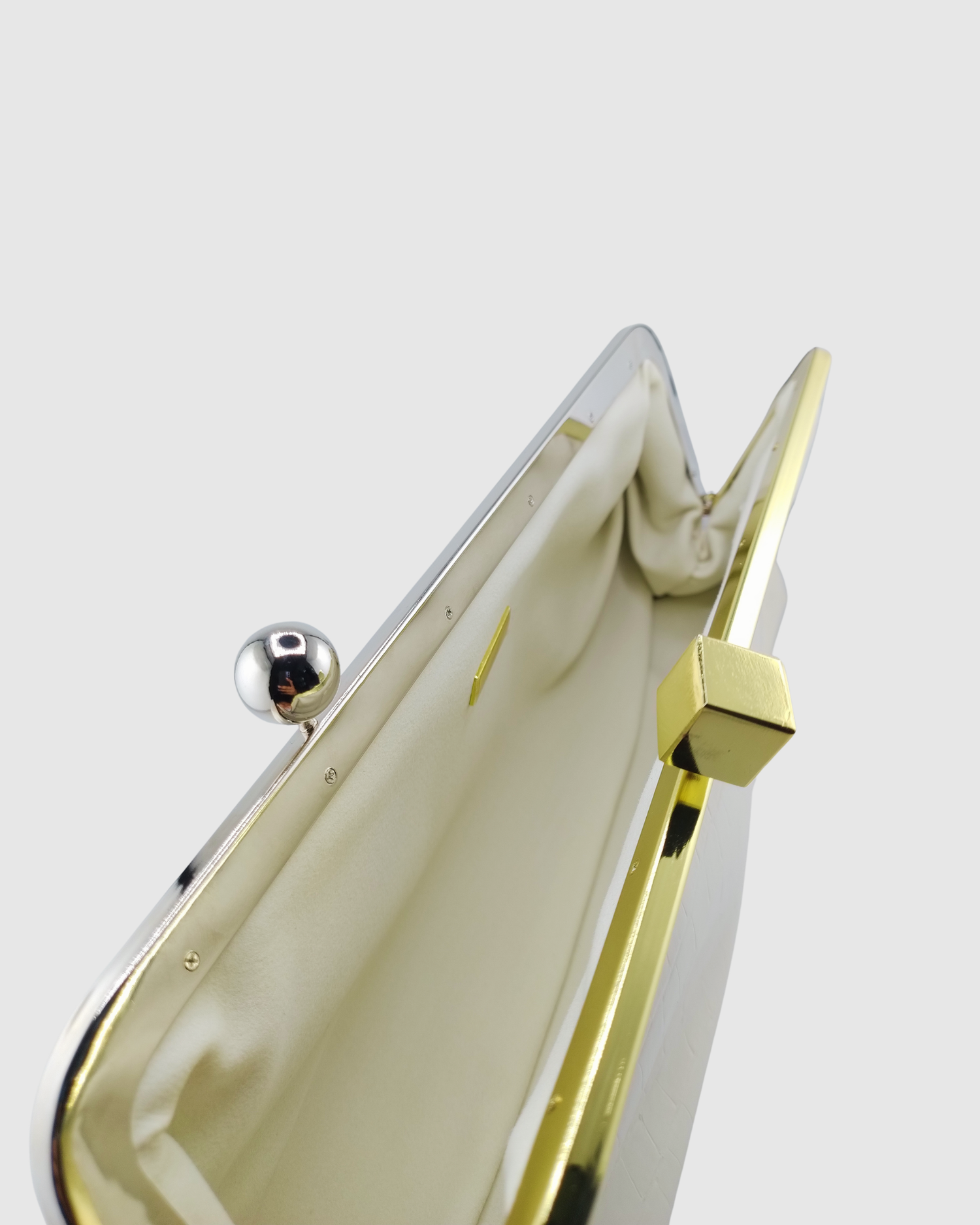 Izoa Lorena Clutch White