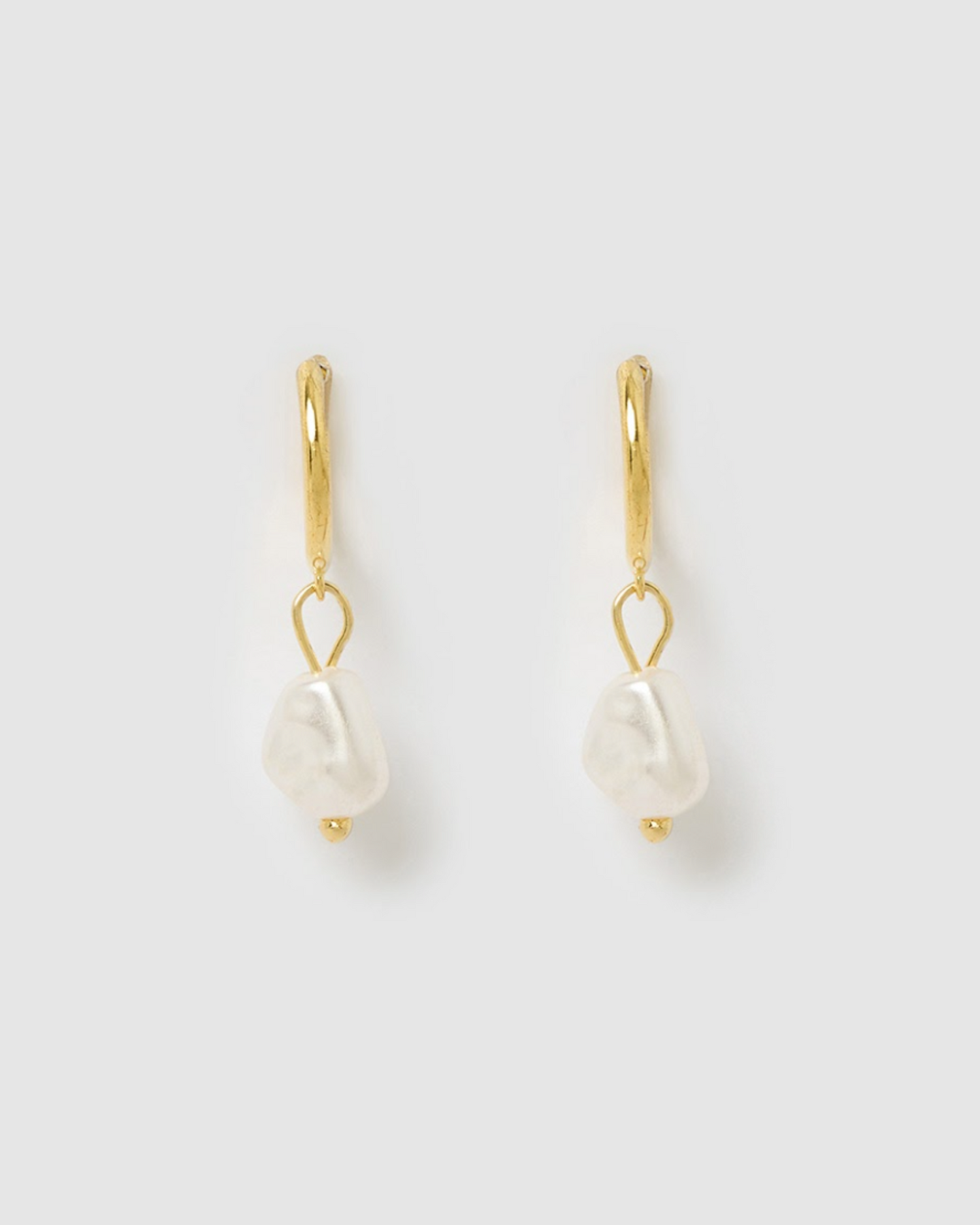 Izoa Pip Huggie Earring Gold Pearl