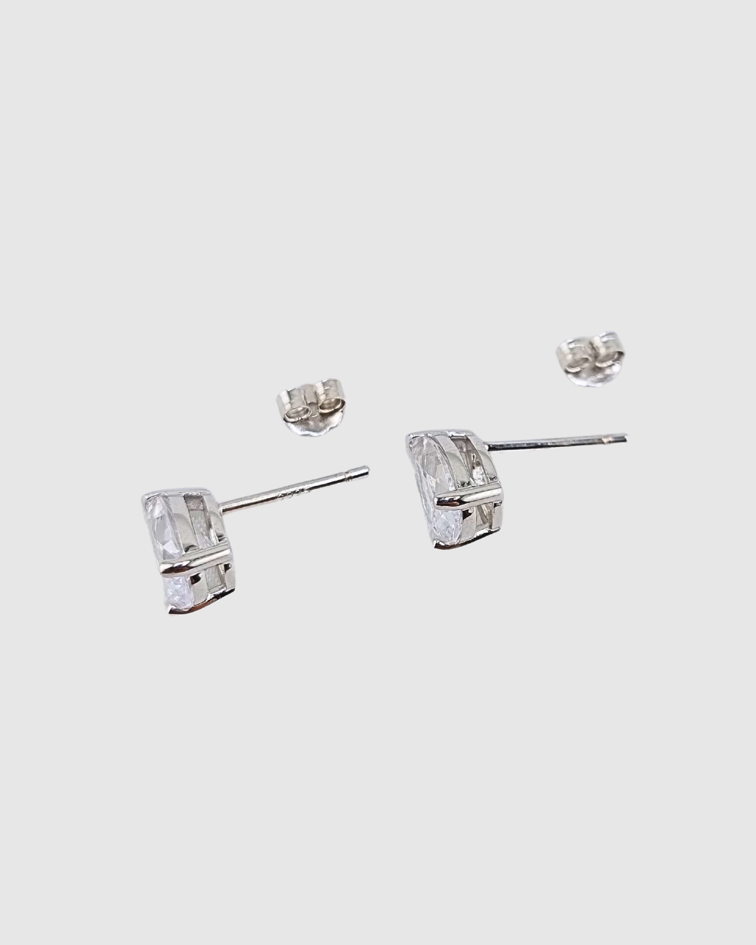 Izoa Teardrop Stud Earrings Silver Medium
