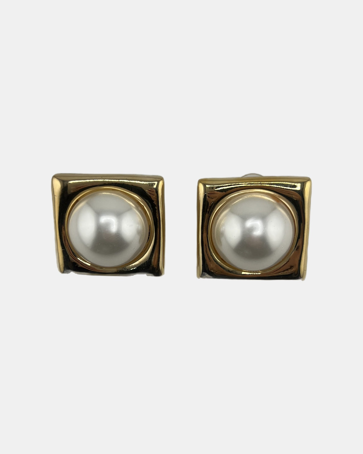 Izoa Adelaide Square Pearl Stud Earrings Pearl - front view