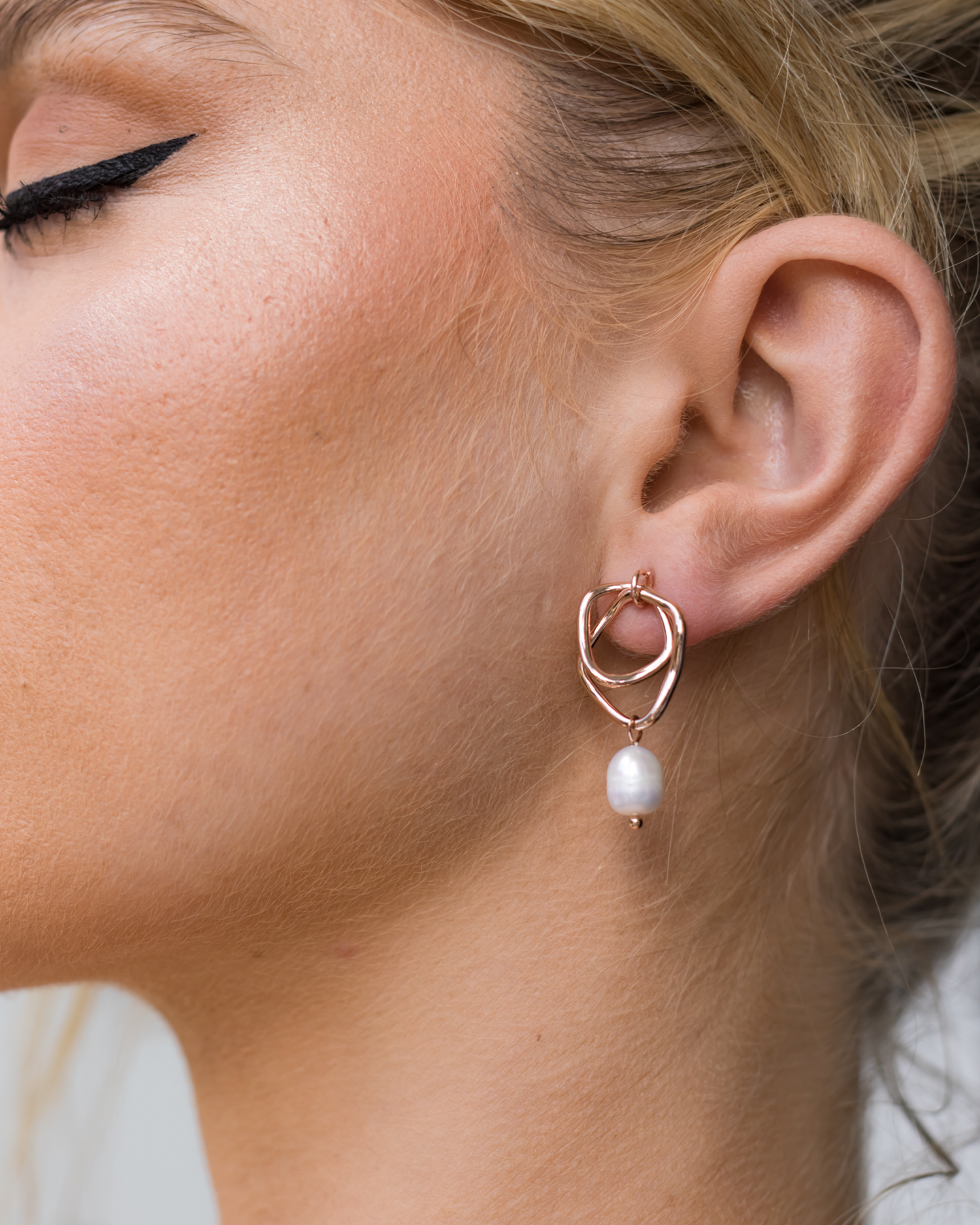 Izoa Serenity Earrings Rose Gold Freshwater Pearl